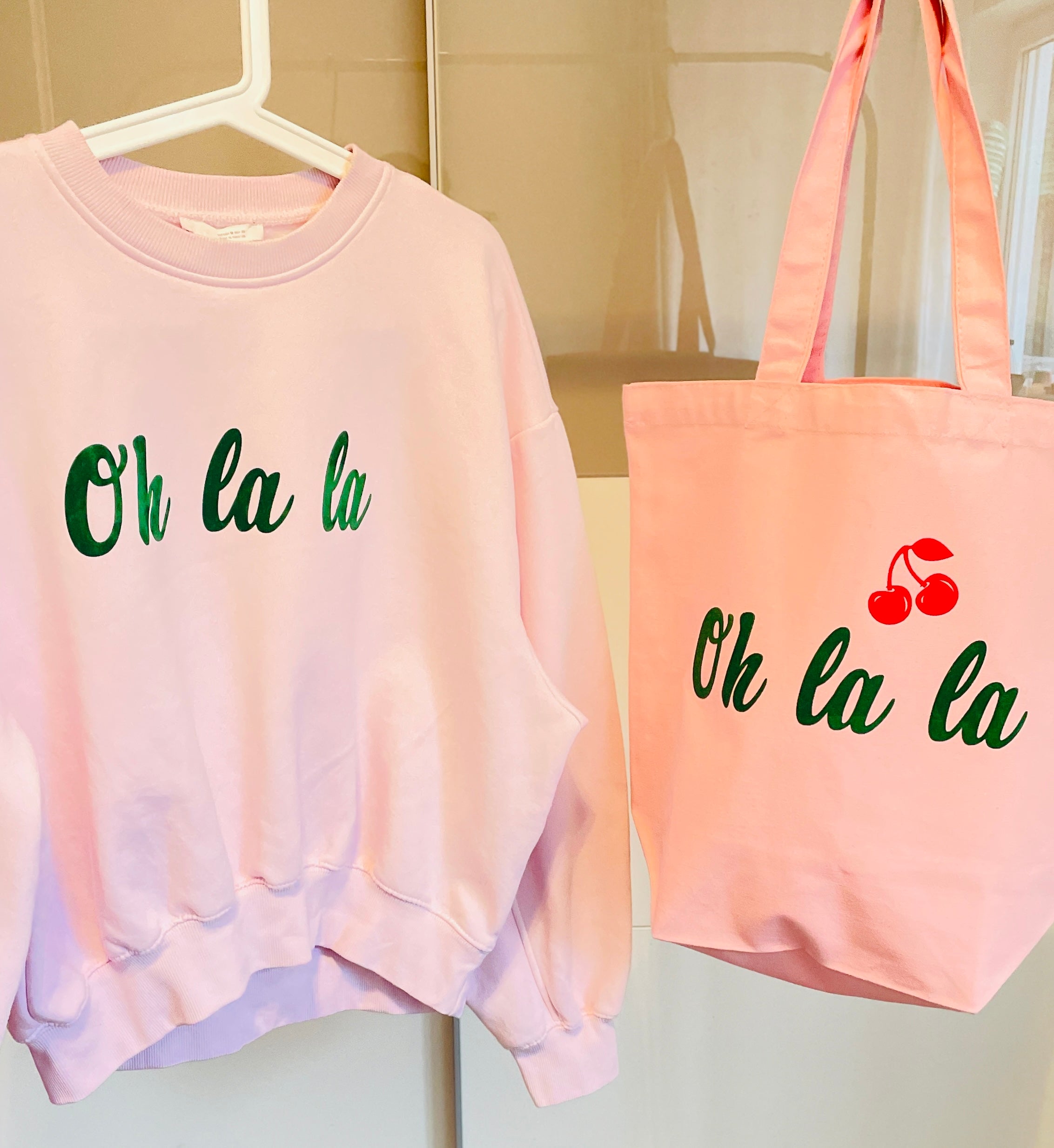 *** RESTBESTAND *** Kuscheliger Pulli mit „ Oh la la - Patch „ Eigenproduktion