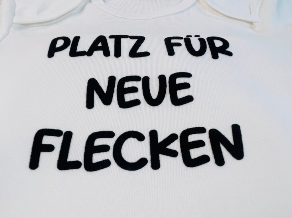 Personalisierter Babybody „ Platz für neue Flecken „ aus Biobaumwolle mit edlem Flockpatch - Das perfekte Geschenk mit Botschaft