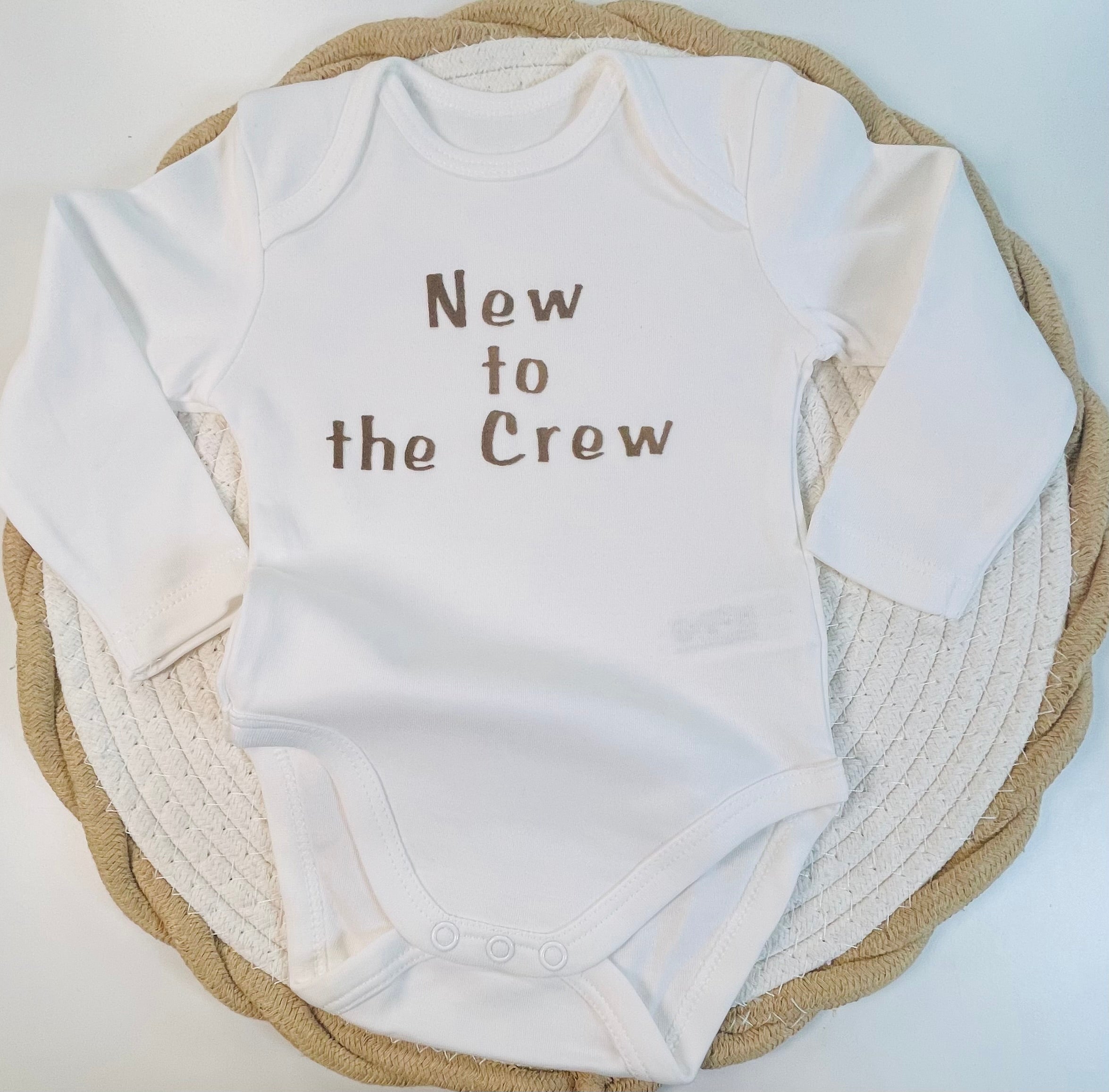 „New to the Crew“ – Dein handgefertigter Willkommens - Body in weiss, veredelt mit einem edlen Braunton * personalisiert mit Flockpatch aus Eigendesign