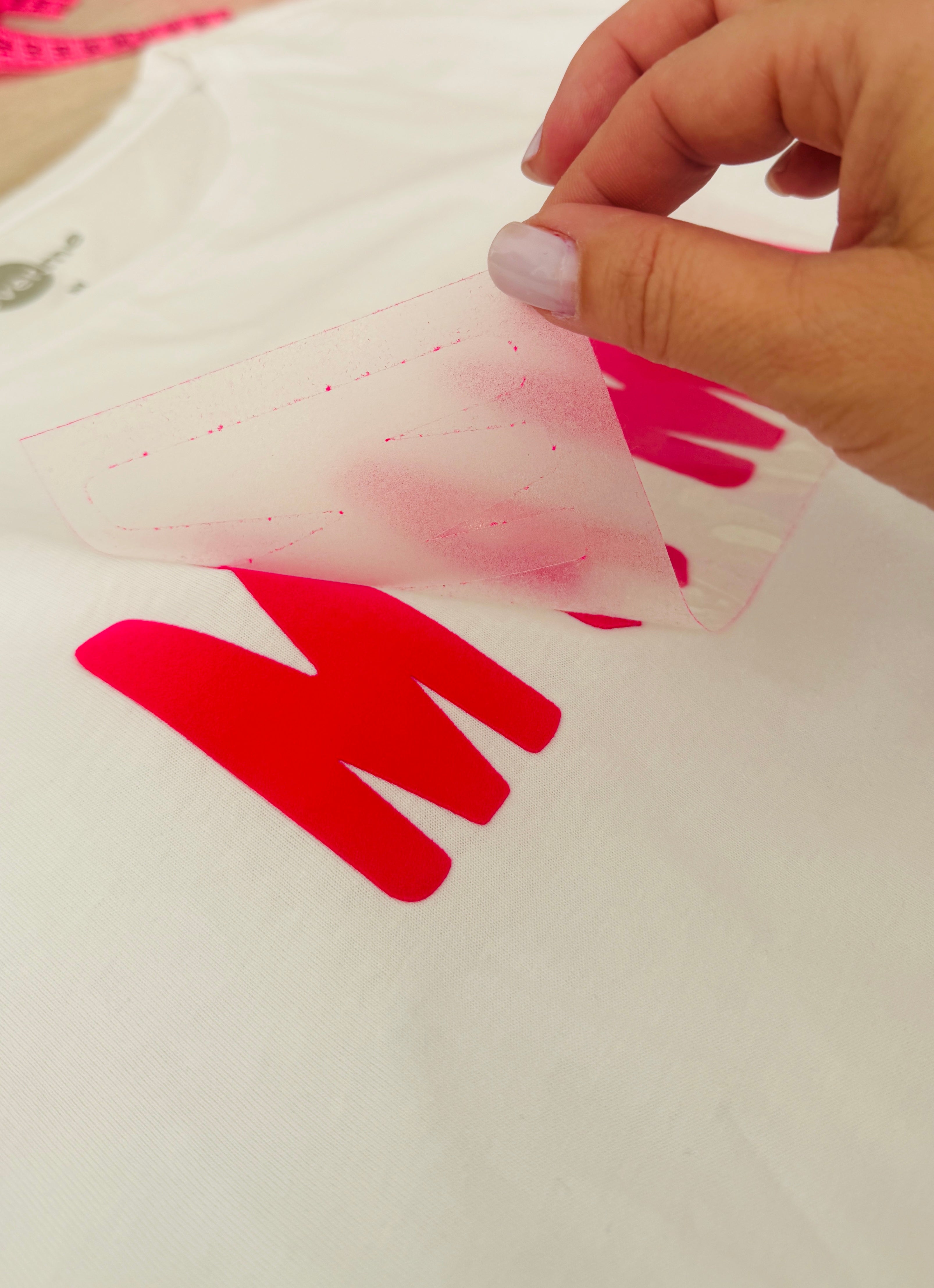 „ MAMA “ Hochwertiges Flock-Patch in NEONPINK macht dein Outfit zum Statement ! Perfekt zum Upcycling alter Kleidung oder zum Veredeln von neuen Basics.