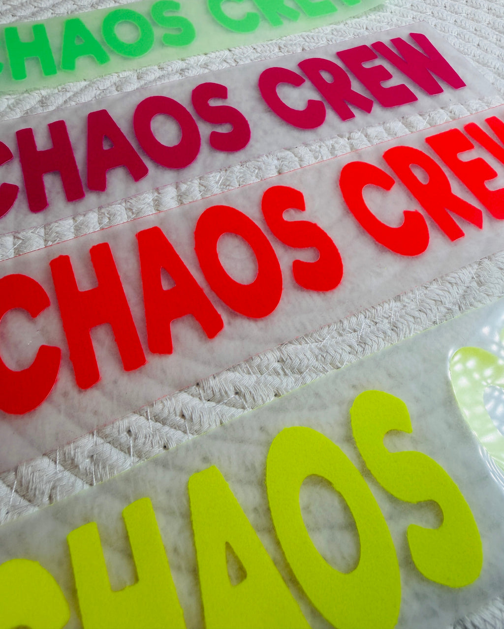 „CHAOS CREW“ – Flock-Patch zur Personalisierung. Werde dein eigener Designer!