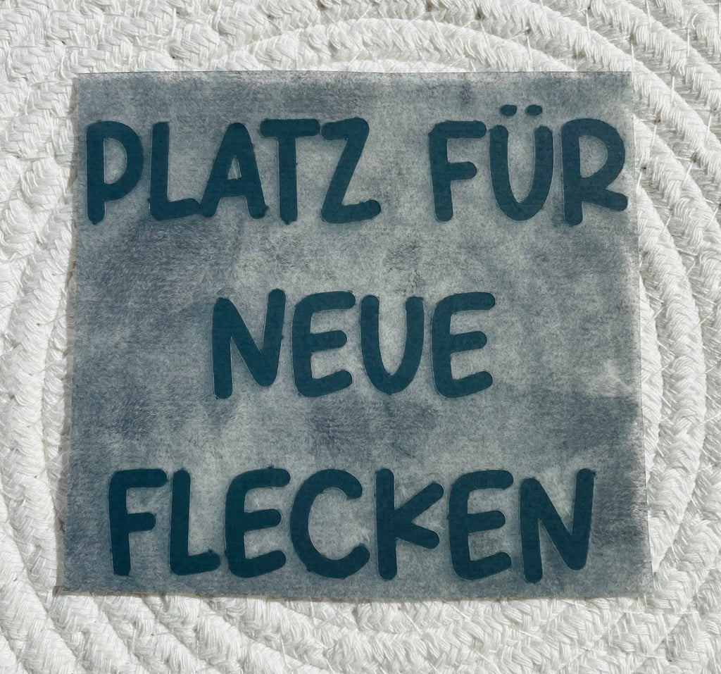 Personalisierter Babybody „ Platz für neue Flecken „ aus Biobaumwolle mit edlem Flockpatch - Das perfekte Geschenk mit Botschaft