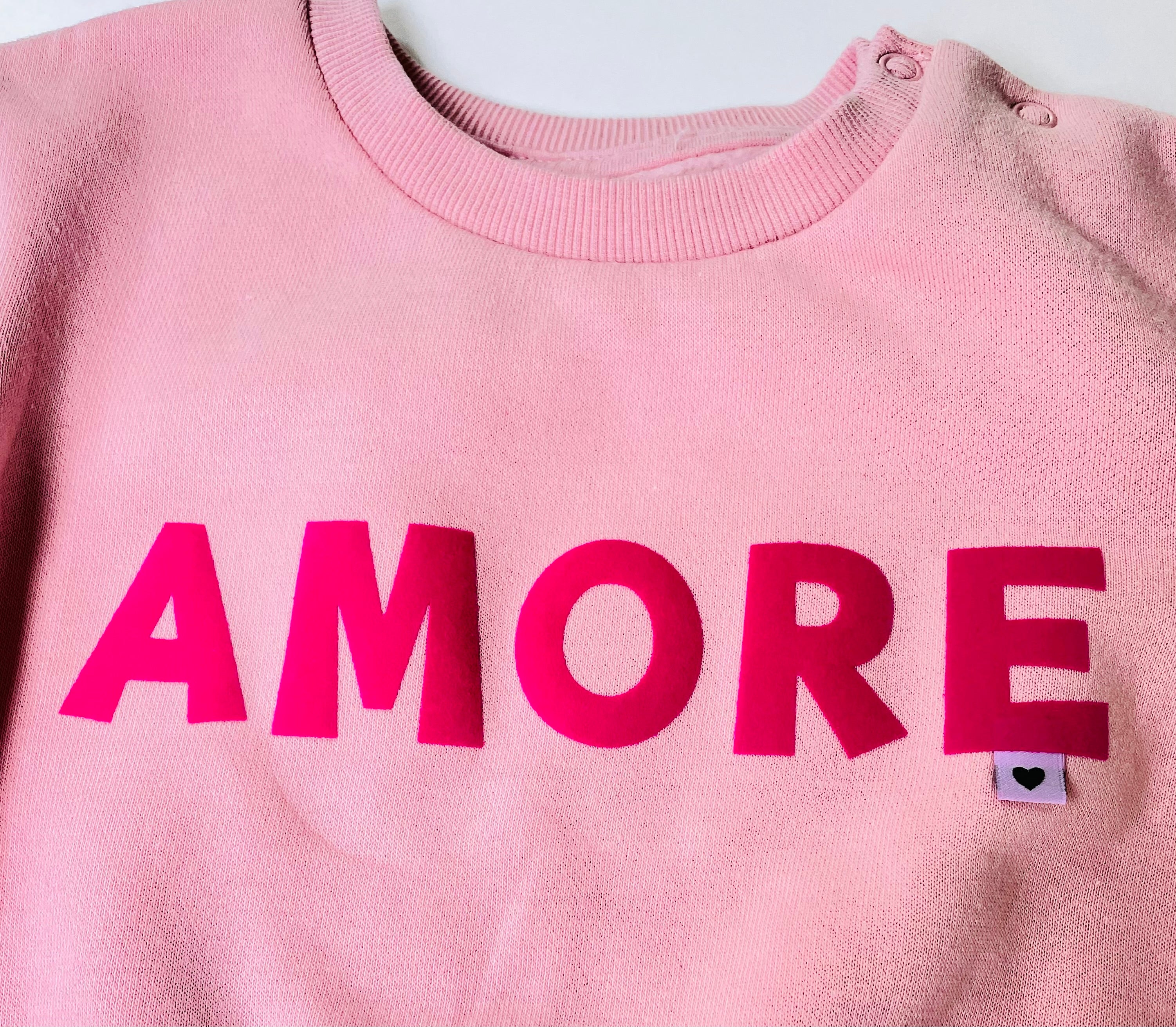 „ AMORE „ Flock - Patch * Ein Hauch von Liebe zum Aufbügeln: Dein DIY „AMORE“ Moment!