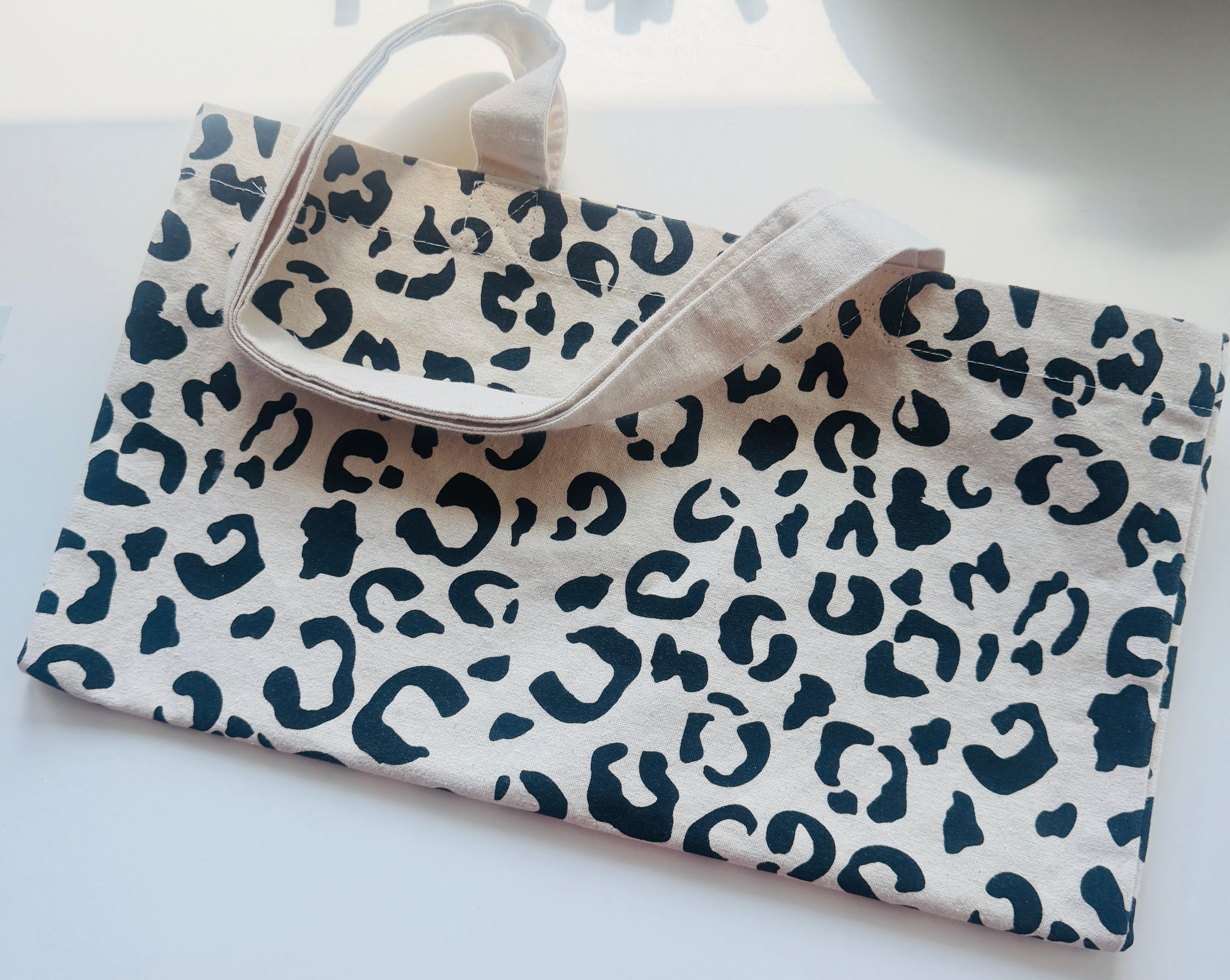 DIY schwarz- natur Leo Shopper aus Baumwolle ( ohne Patch ) Deine Leinwand für den ultimativen Statement-Look! Kompakt, stylisch und bereit für deine Ideen.