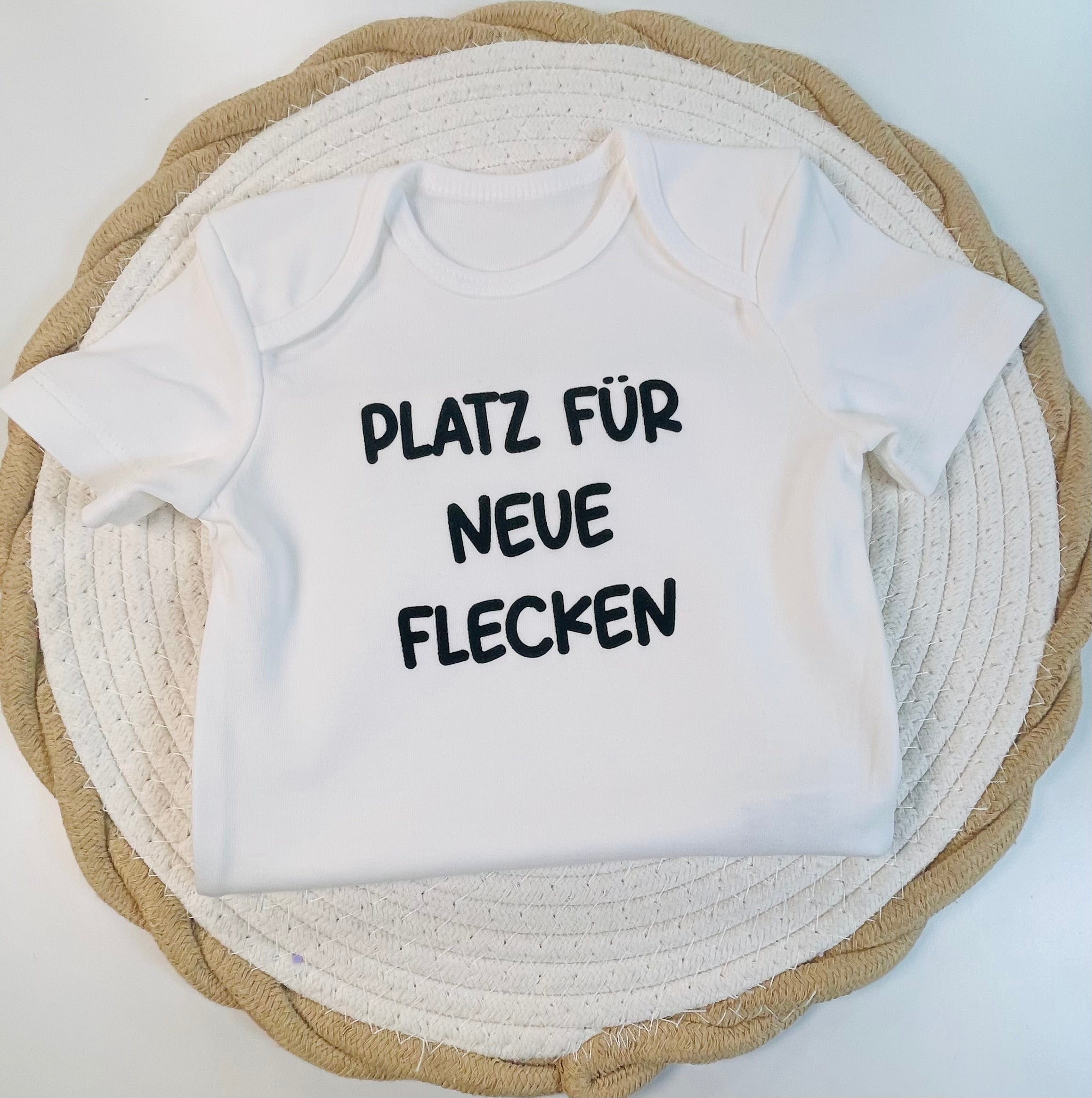 Personalisierter Babybody „ Platz für neue Flecken „ aus Biobaumwolle mit edlem Flockpatch - Das perfekte Geschenk mit Botschaft