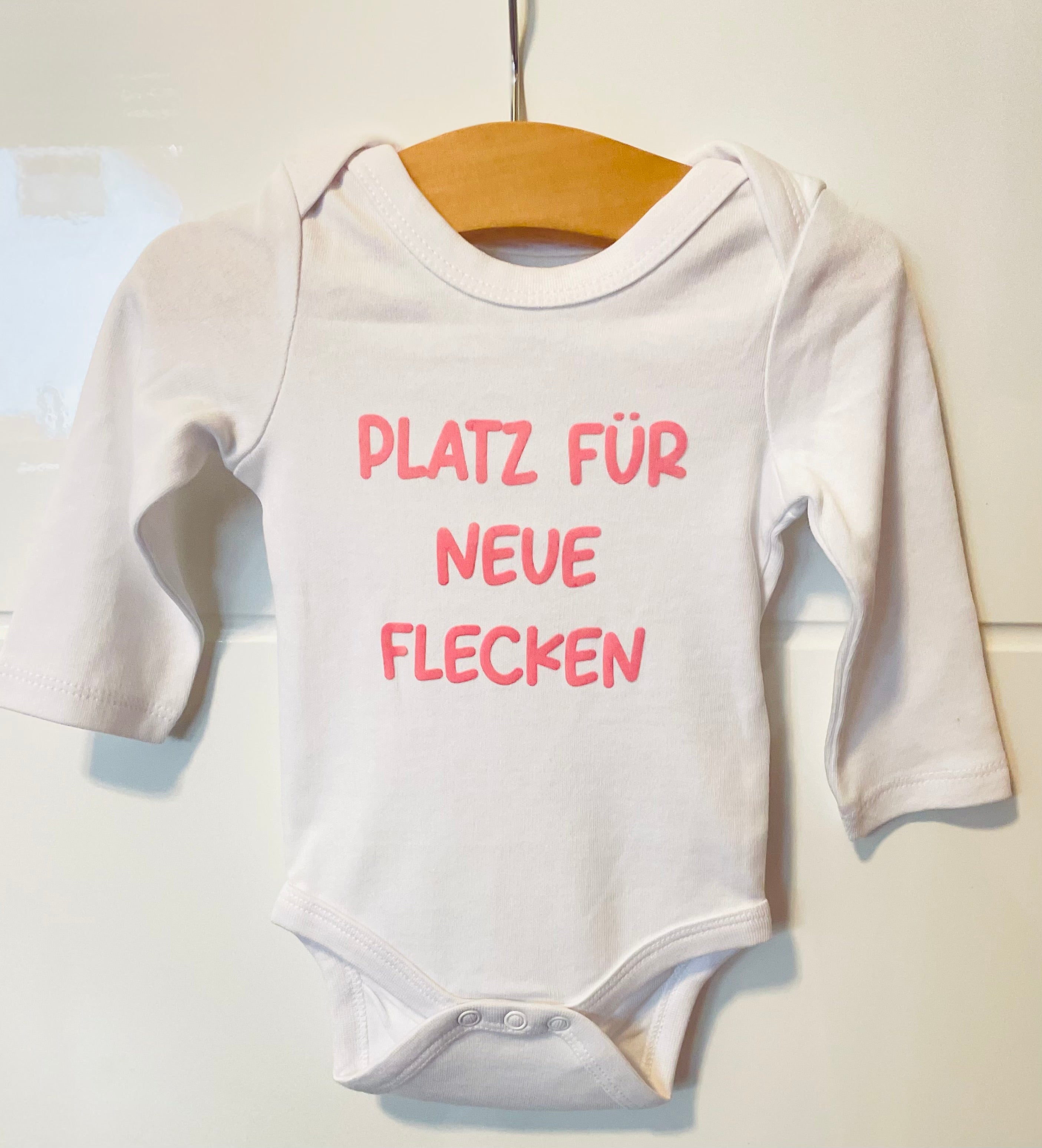 Personalisierter Babybody „ Platz für neue Flecken „ aus Biobaumwolle mit edlem Flockpatch - Das perfekte Geschenk mit Botschaft